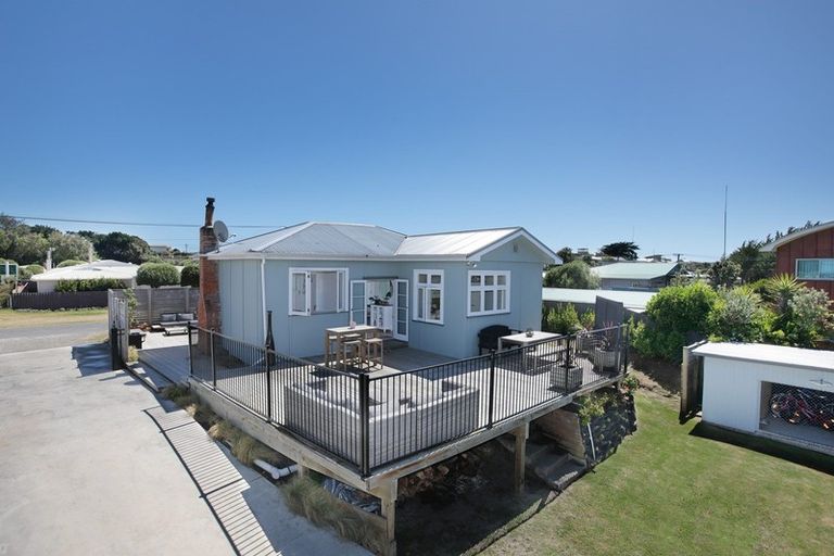 Photo of property in 21 Signal Street, Foxton Beach, Foxton, 4815