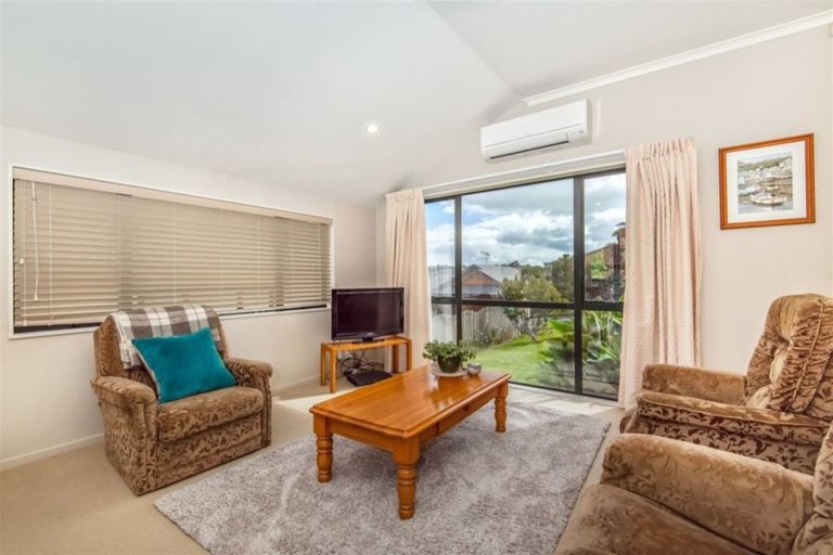 Photo of property in 24 Nimstedt Avenue, Oteha, Auckland, 0632