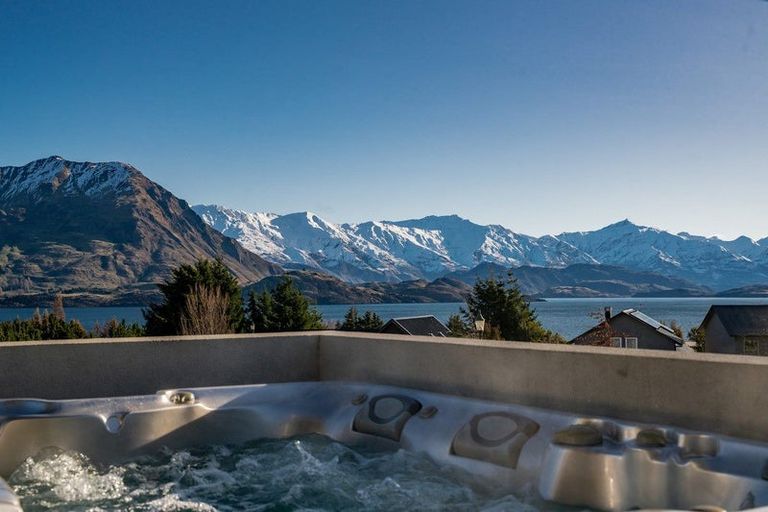 Photo of property in 8b Minaret Ridge, Wanaka, 9305