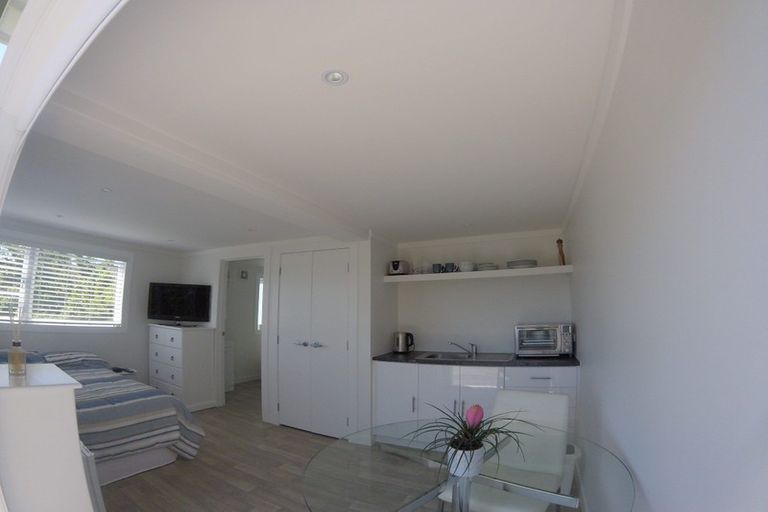 Photo of property in 12 Tindalls Bay Road, Tindalls Beach, Whangaparaoa, 0930