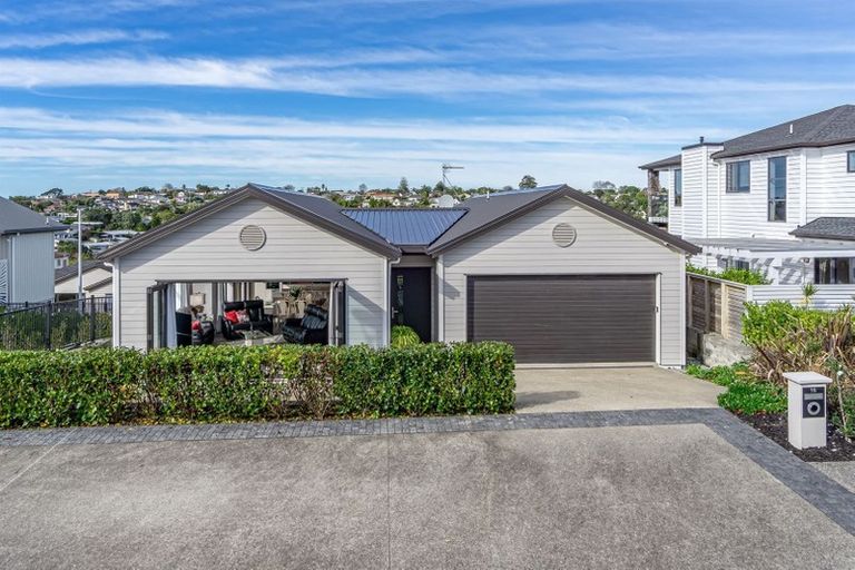 Photo of property in 16 Westerley Place, Long Bay, Auckland, 0630