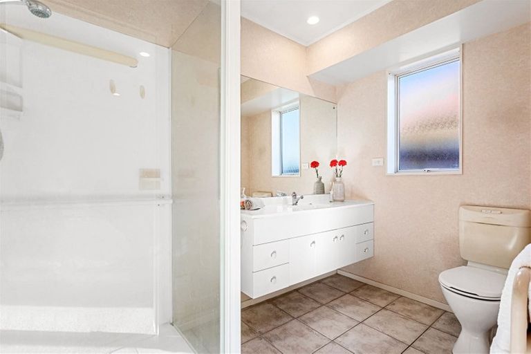 Photo of property in 57 Kingdale Road, Henderson, Auckland, 0610