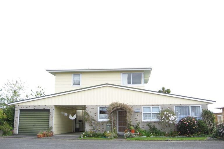Photo of property in 17 Te Mete Terrace, Merrilands, New Plymouth, 4312