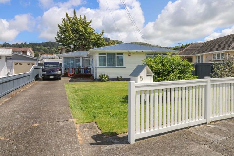 Photo of property in 5 Holyoake Crescent, Avalon, Lower Hutt, 5011