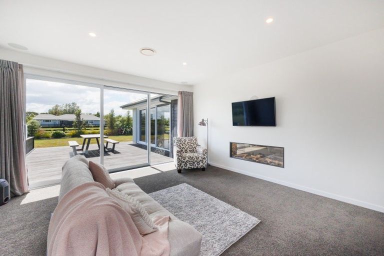 Photo of property in 33 Hartwell Drive, Kelvin Grove, Palmerston North, 4470