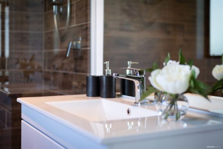 Photo of property in 2 Batsford Lane, Lower Shotover, Queenstown, 9371