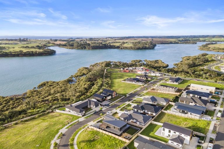 Photo of property in 32 Tahuna Minhinnick Drive, Glenbrook, Waiuku, 2681