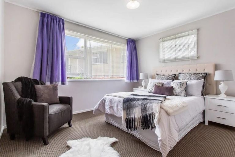 Photo of property in 7 Verena Place, Green Bay, Auckland, 0604