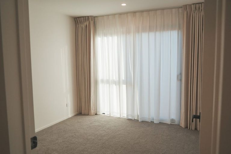 Photo of property in 18a Pavola Grove, Glenfield, Auckland, 0629