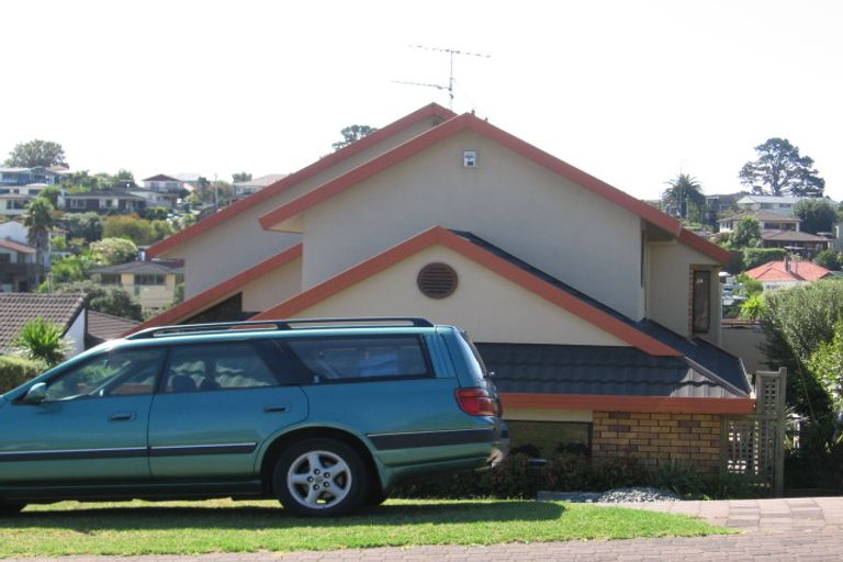 Photo of property in 2/1 Sandown Road, Rothesay Bay, Auckland, 0630
