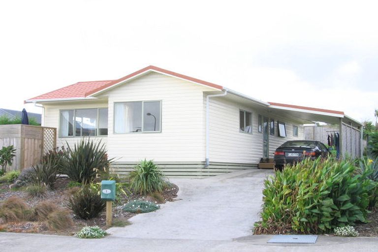 Photo of property in 5 Barrett Drive, Waikanae Beach, Waikanae, 5036