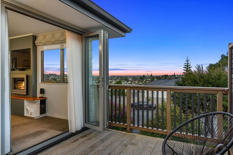 Photo of property in 15 Tableau Place, Totara Vale, Auckland, 0629