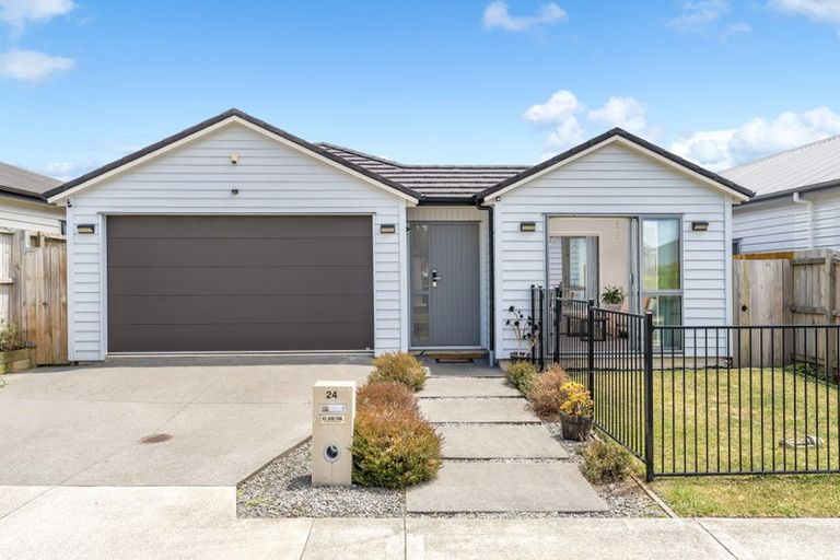 Photo of property in 24 Tarras Road, Kumeu, 0810