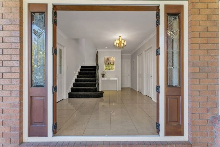 Photo of property in 6 Canonbie Place, East Tamaki Heights, Auckland, 2016