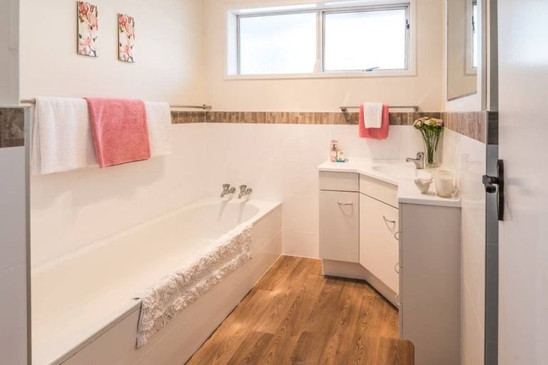 Photo of property in 2/27 Parkhill Road, Mellons Bay, Auckland, 2014