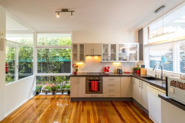 Photo of property in 30 Grassways Avenue, Pakuranga, Auckland, 2010