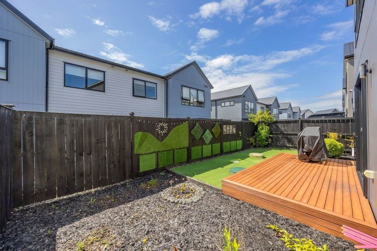 Photo of property in 16 Cara Avenue, Kumeu, 0810
