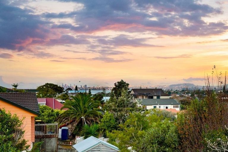 Photo of property in 22 Worthington Place, West Harbour, Auckland, 0618