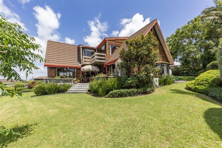 Photo of property in 20 Bernleigh Terrace, West Harbour, Auckland, 0618