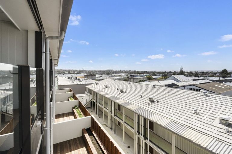 Photo of property in 1/4045f Great North Road, Glen Eden, Auckland, 0602