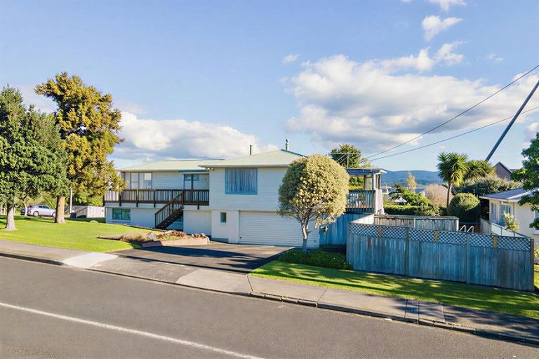 Photo of property in 18 Lavelle Road, Henderson, Auckland, 0612