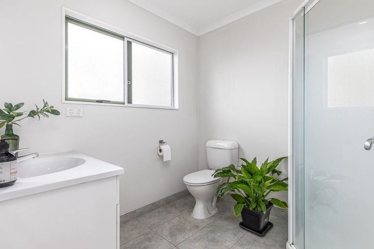 Photo of property in 2/555 Glenfield Road, Glenfield, Auckland, 0629