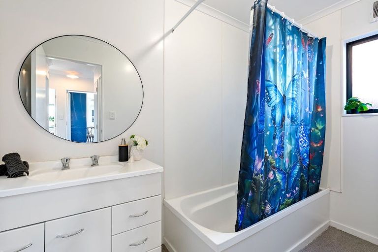 Photo of property in 32a Horokiwi Road West, Newlands, Wellington, 6037