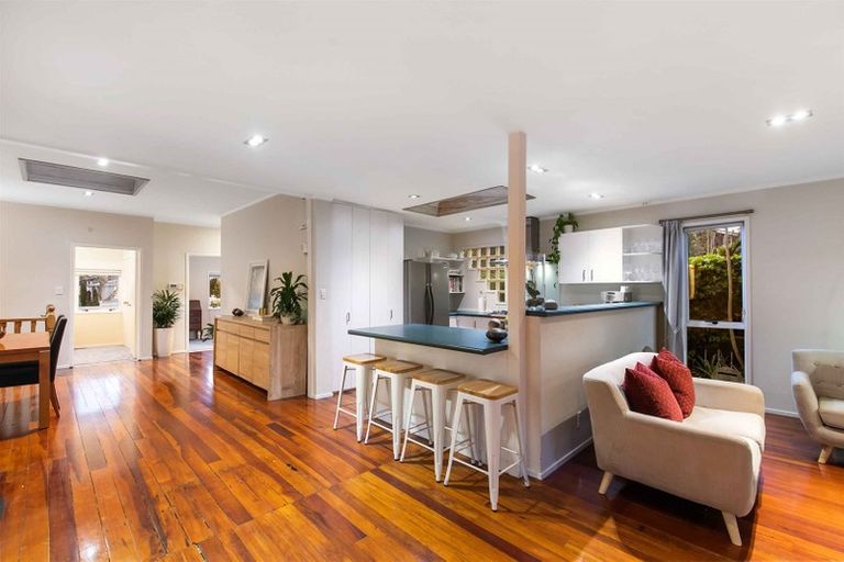 Photo of property in 16 Creamer Avenue, Belmont, Auckland, 0622