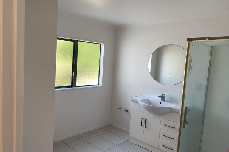 Photo of property in 1/4 Mossop Rise, Glenfield, Auckland, 0629