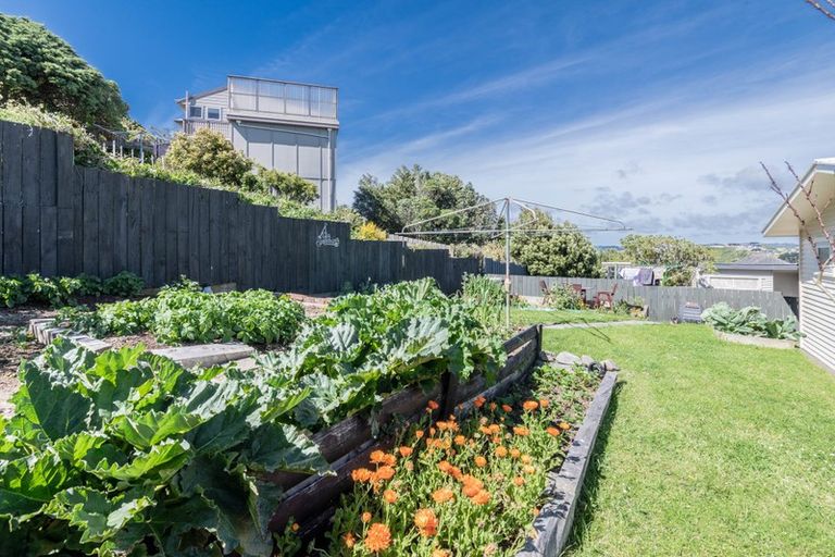 Photo of property in 13 Turville Crescent, Newlands, Wellington, 6037