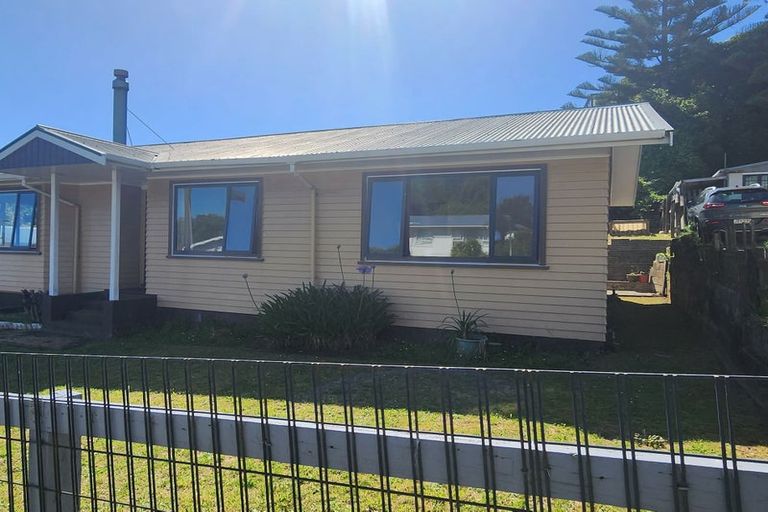 Photo of property in 51 Gloaming Hill, Titahi Bay, Porirua, 5022