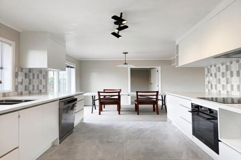 Photo of property in 18 Maroubra Place, Botany Downs, Auckland, 2010