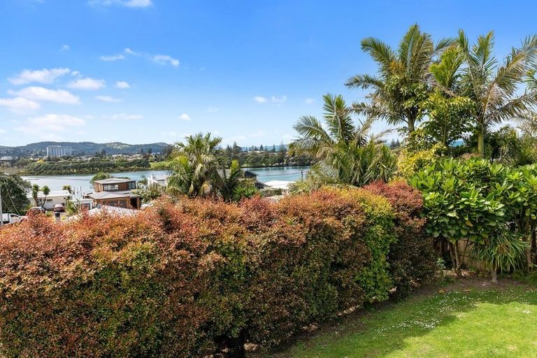 Photo of property in 41 Pohutukawa Avenue, Red Beach, 0932