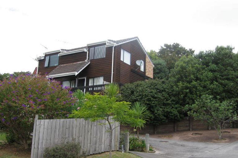 Photo of property in 1/10 Helicon Place, Totara Vale, Auckland, 0629