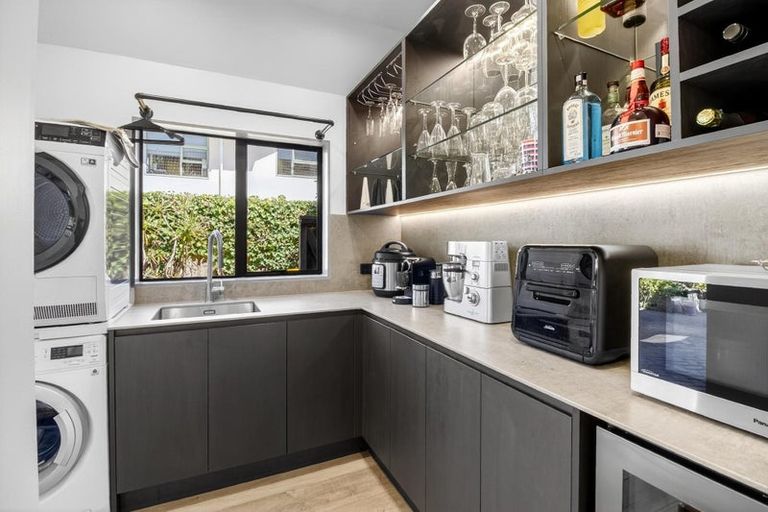 Photo of property in 28 Connemara Court, West Harbour, Auckland, 0618