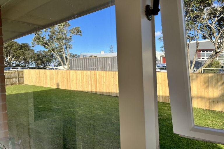 Photo of property in 2/111 Bond Crescent, Forrest Hill, Auckland, 0620