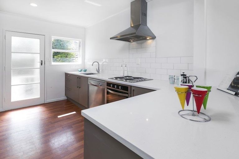 Photo of property in 2/613 Beach Road, Rothesay Bay, Auckland, 0630