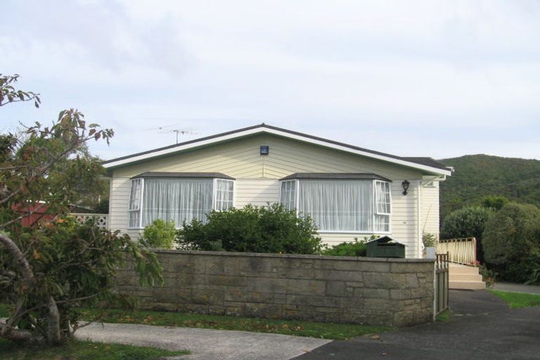 Photo of property in 15 Saint Catherines Terrace, Tawa, Wellington, 5028