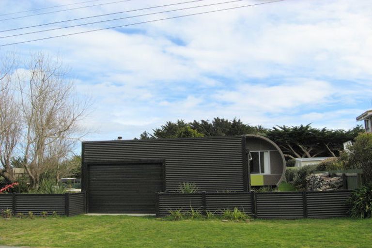 Photo of property in 2 Drake Street, Waikawa Beach, Levin, 5573