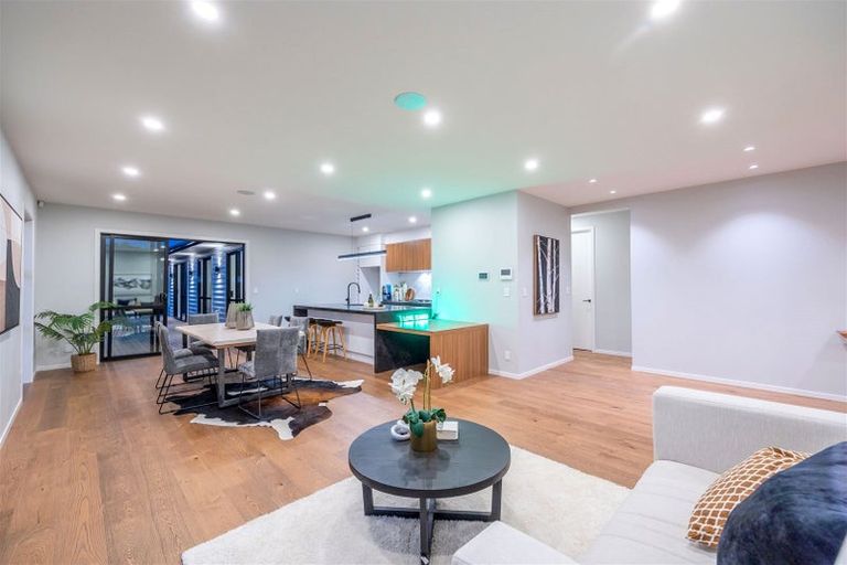 Photo of property in 18 Madden Avenue, Kumeu, 0810