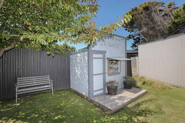 Photo of property in 21 Signal Street, Foxton Beach, Foxton, 4815