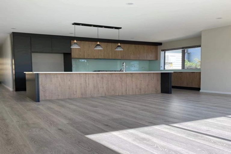 Photo of property in 579 Glenfield Road, Totara Vale, Auckland, 0629