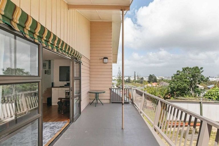 Photo of property in 12 Ellesmere Crescent, Pakuranga Heights, Auckland, 2010