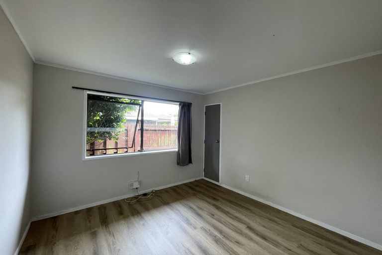 Photo of property in 24 Jillteresa Crescent, Half Moon Bay, Auckland, 2012