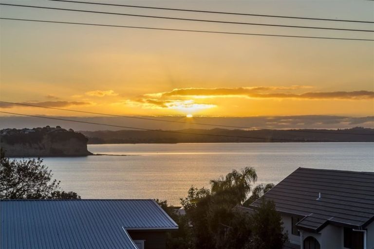 Photo of property in 17 Tindalls Bay Road, Tindalls Beach, Whangaparaoa, 0930