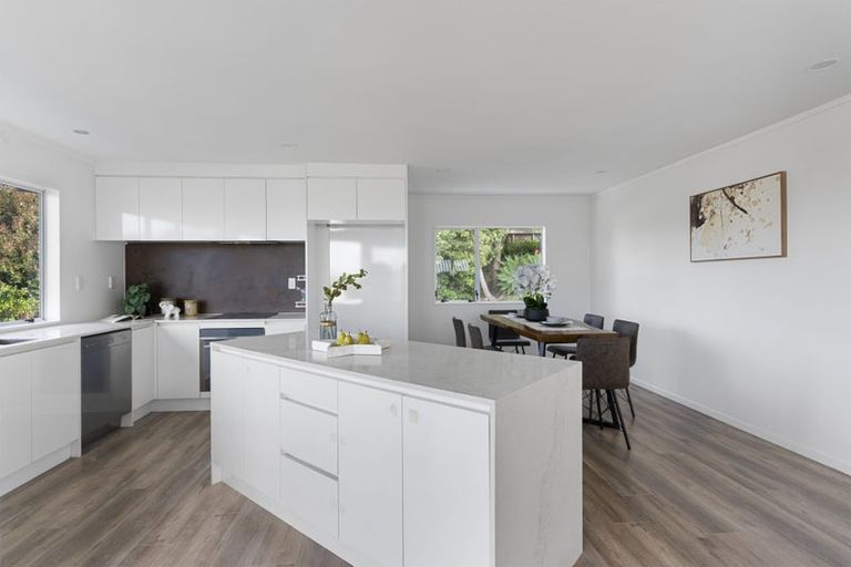 Photo of property in 2/9 Colmar Road, Mellons Bay, Auckland, 2014