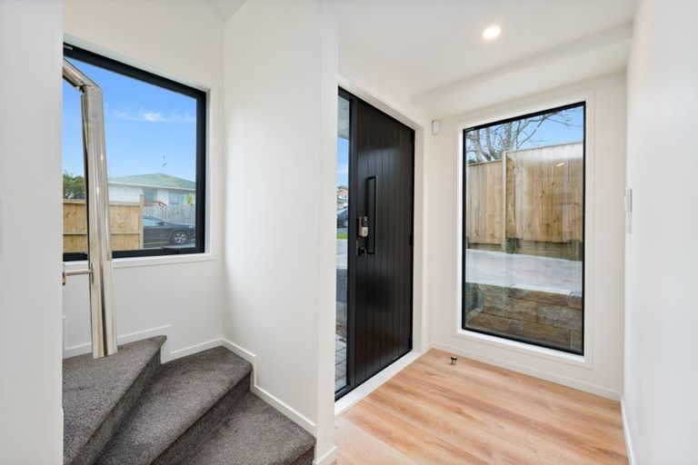 Photo of property in 64a Sungrove Rise, Sunnyvale, Auckland, 0612