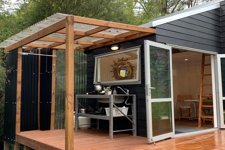 Photo of property in 105 Takahe Road, Titirangi, Auckland, 0604