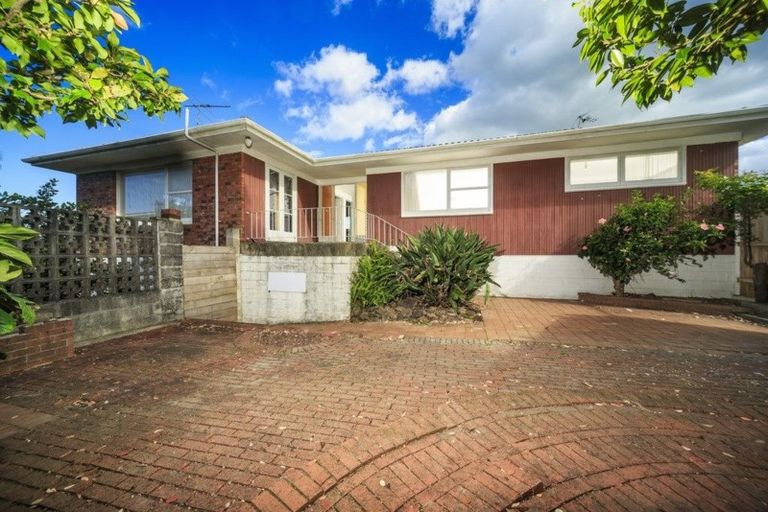 Photo of property in 10 Holdaway Avenue, Northcote, Auckland, 0627
