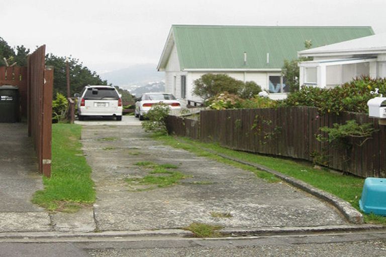 Photo of property in 15a Chetwode Grove, Newlands, Wellington, 6037